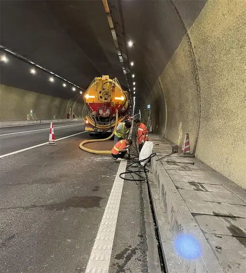 鼎城隧道排水渠清淤